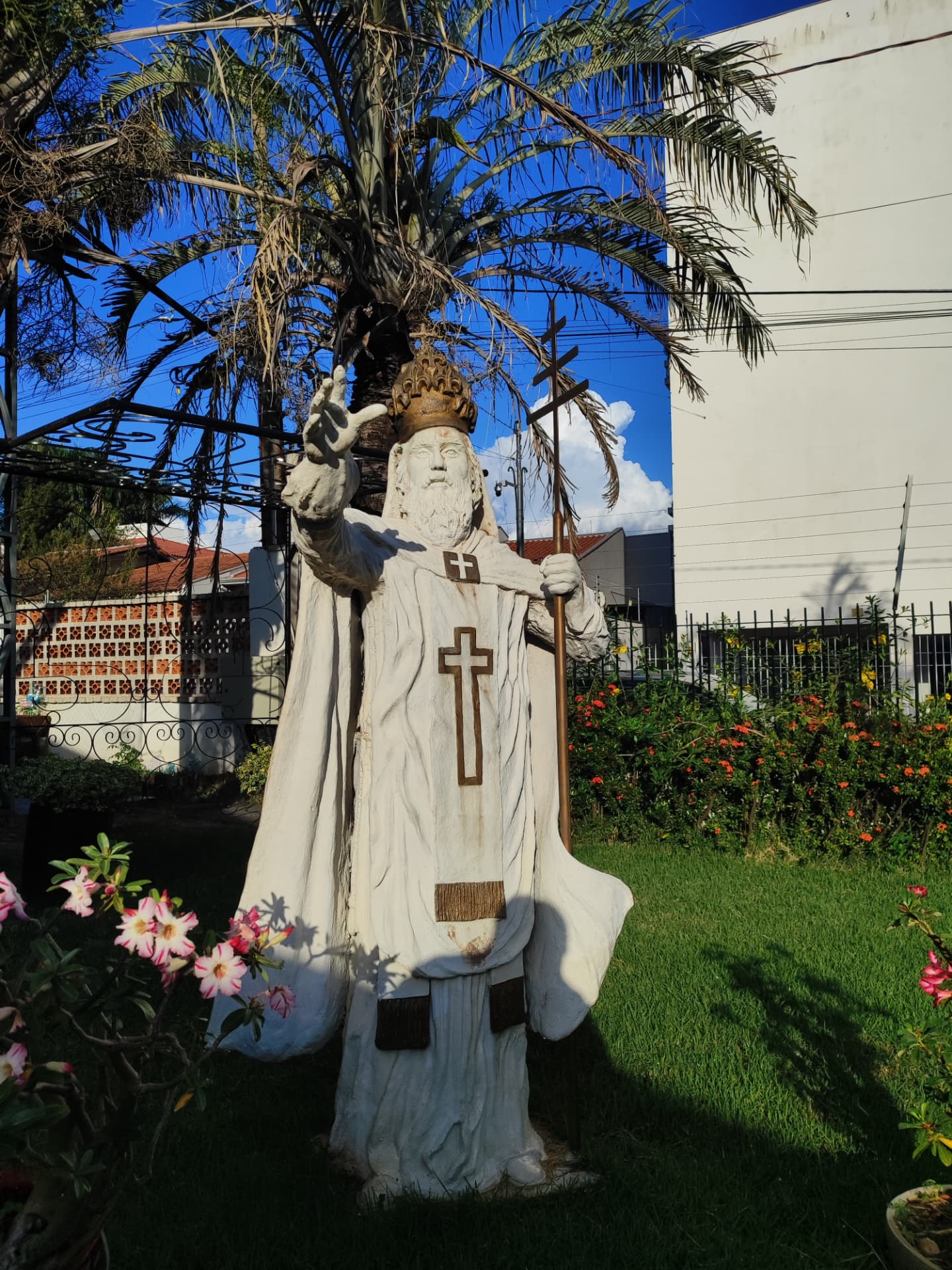 Estátua de São Leão Magno no jardim do Colégio São Leão Magno